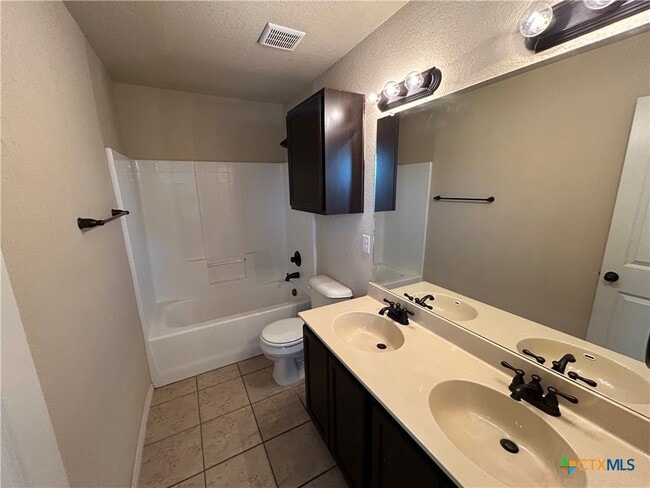 Building Photo - 665 Creekside Cir