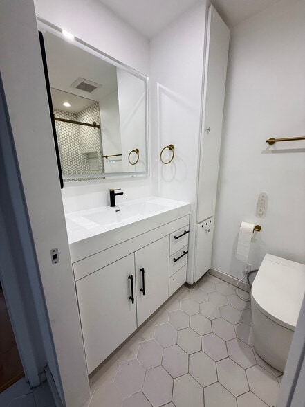 Bathroom - 8530 Holloway Dr