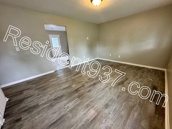 Building Photo - 3 Bedroom 1 Bath