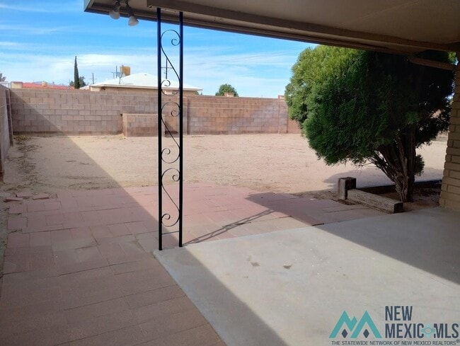 Building Photo - 1012 S Saddler St