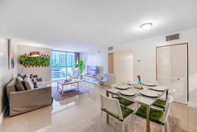 Building Photo - 1200 Brickell Bay Dr
