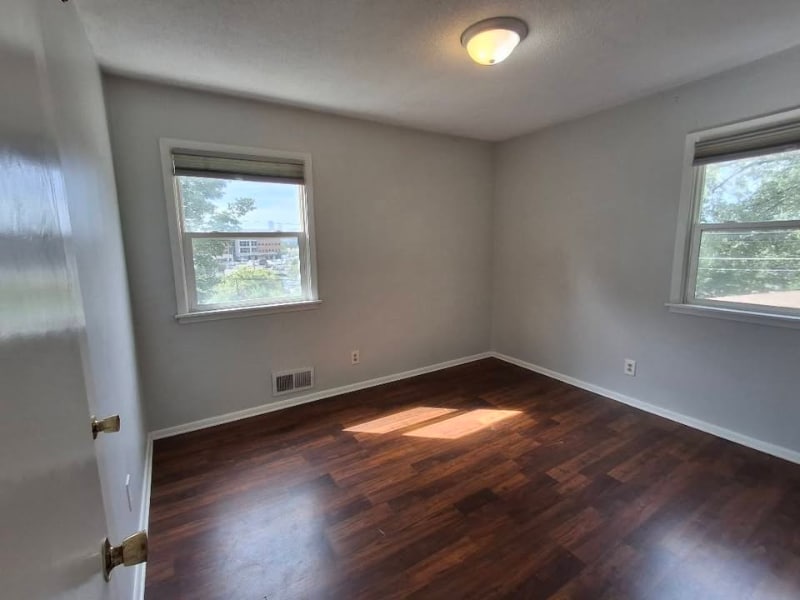 Building Photo - 869 Arkwright St N