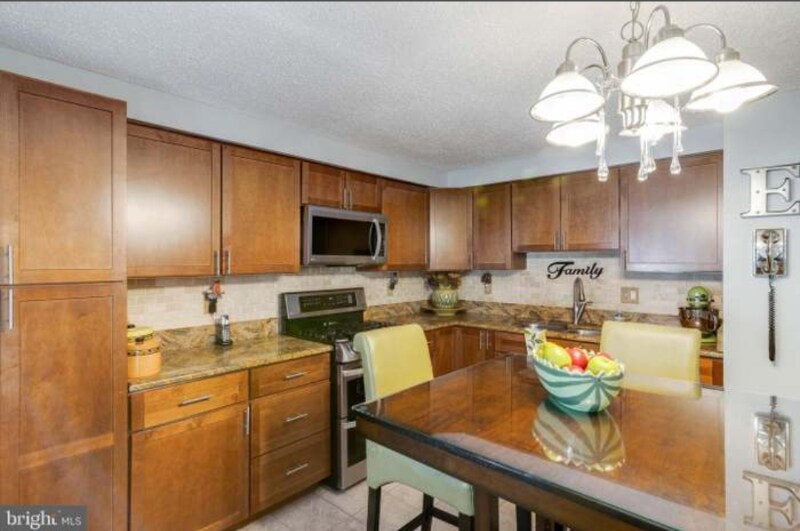 Building Photo - 1812 N Spring St