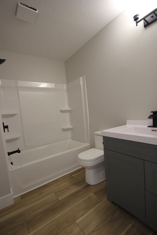 Building Photo - Historic Panora Apartments Fully Remodeled