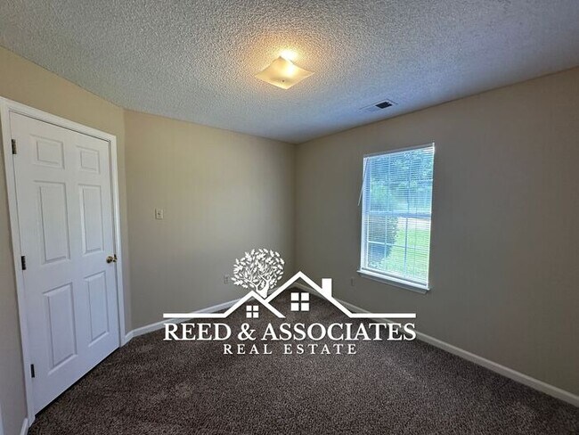 Building Photo - Charming Southeast Home Located on Corner ...