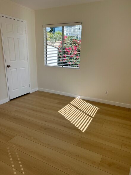 Bonus room with walk in closet - 10760 Russett Ave