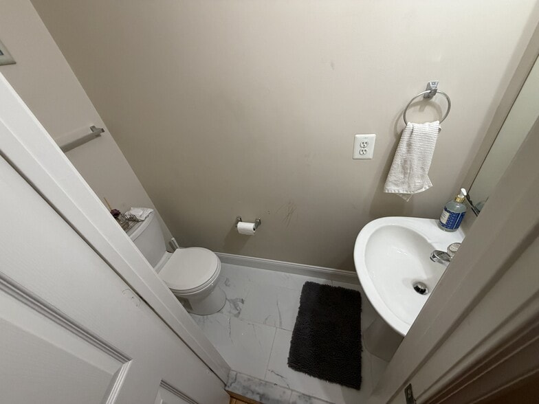 Half bath on main level - 4614 Buckhorn Rdg