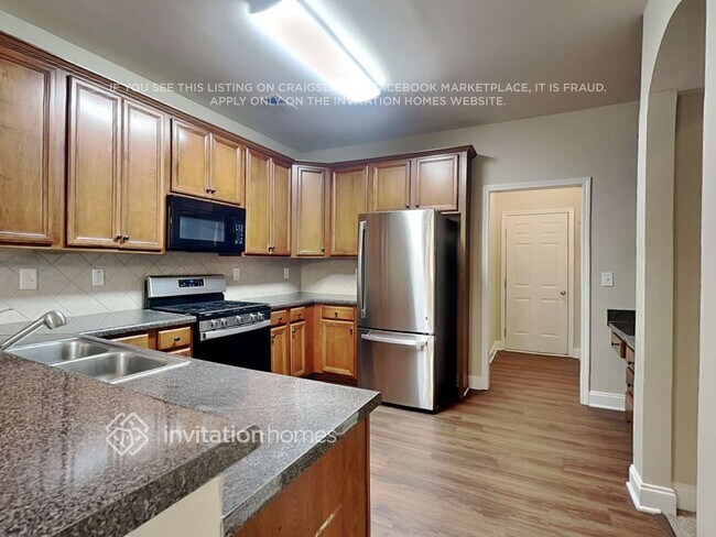 Building Photo - 490 Roland Manor Dr