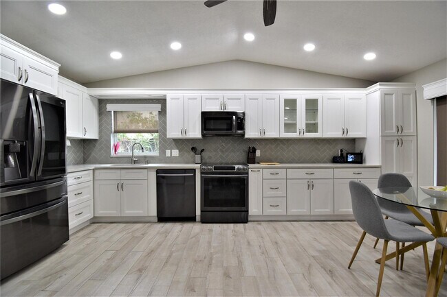 Building Photo - 6550 Country Wood Way