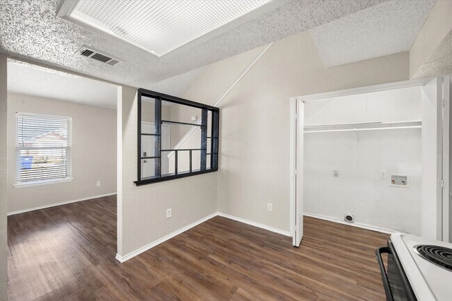 Building Photo - 311 Kings Way Dr