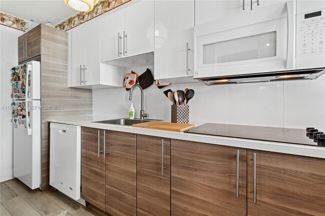 Building Photo - 1255 Collins Ave