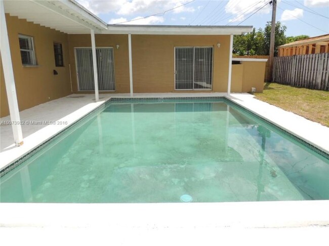 Building Photo - 3 bedroom in Hollywood FL 33020