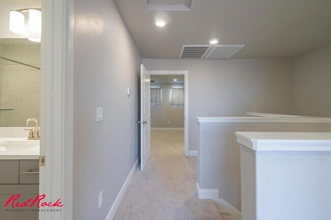Building Photo - 2277 Mirador Aly
