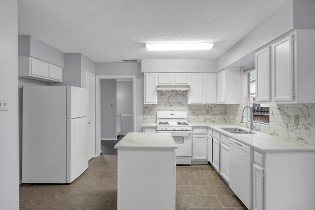 Building Photo - 35 Maywind Ct