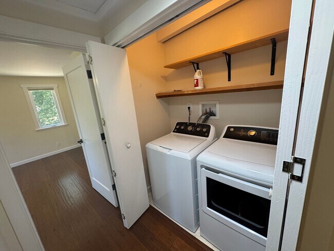 Building Photo - Beautiful 3 Bedroom/2 Bathroom Plus Bonus Room in Ben Lomond