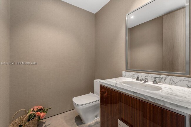 Building Photo - 15701 Collins Ave