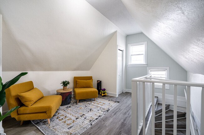Building Photo - 4Bdrm Upper Flat of Eastside Duplex Fully ...