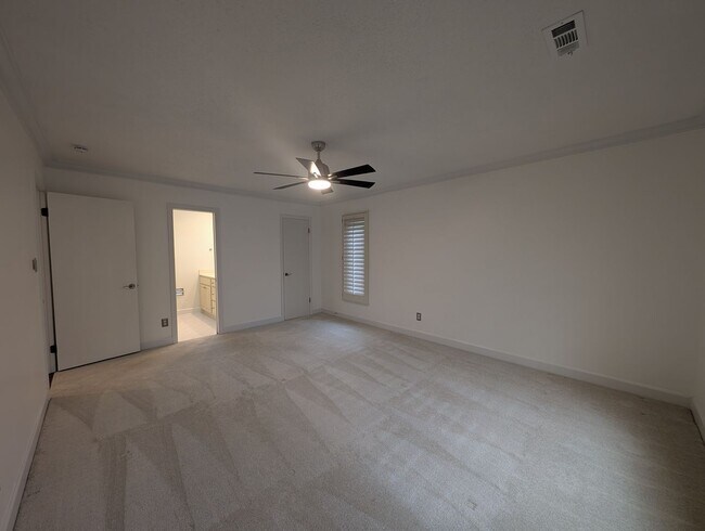 Building Photo - Charming 4 bedroom, 2.5 bath home located in the Raintree Community!