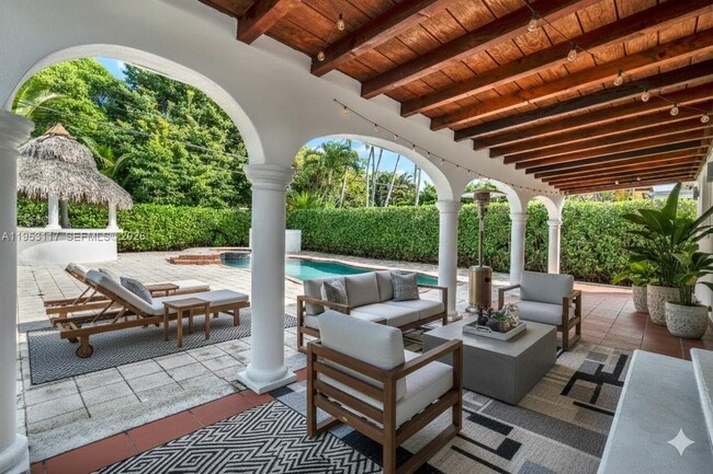 Building Photo - 527 SW 20th Rd