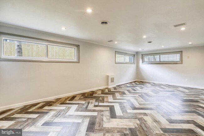 Building Photo - 5511 Huntington Pkwy