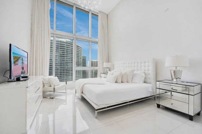 Building Photo - 485 Brickell Ave