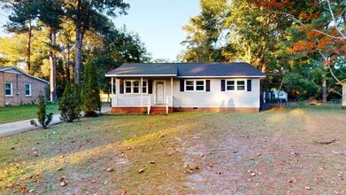 Building Photo - Well Maintained 3 Bedroom Home with Covere...