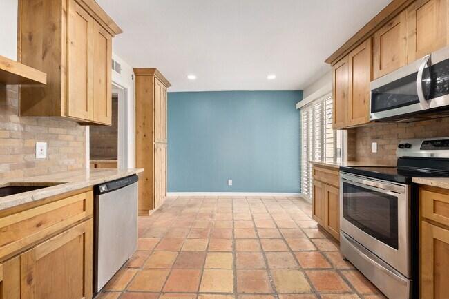 Building Photo - 166 Elizabeth Rd