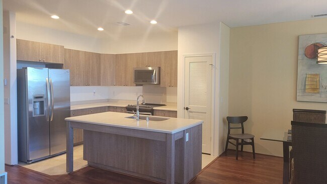 Building Photo - 1175-D