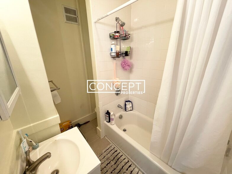 Building Photo - 24 Joy St