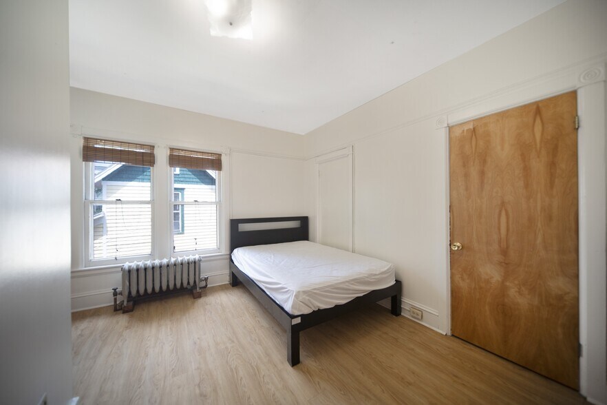 Building Photo - 921 E State St