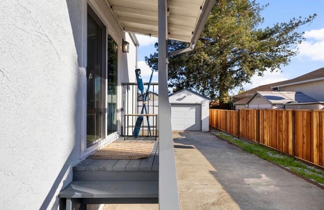 Building Photo - Furnished One Bedroom Cottage in Castro Valley