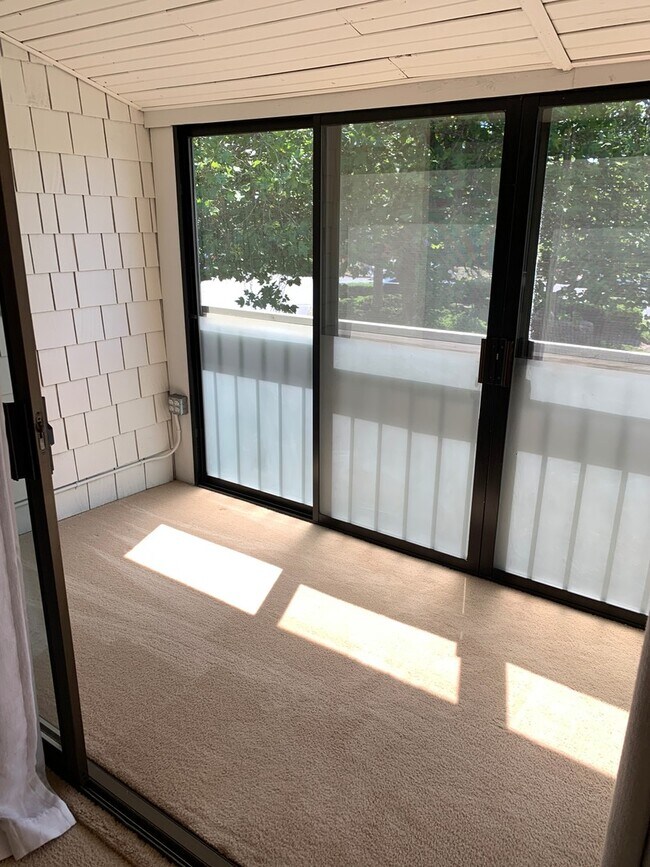 Building Photo - LakeView, Mount lake terrace - 2 bed 1.5 b...
