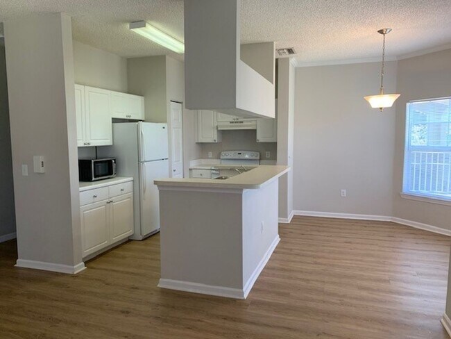 Building Photo - 2/2, 2nd floor unit in gated, Sanford community