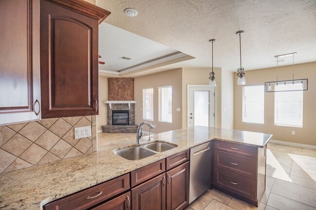Building Photo - Modern 4 Bedroom 2 Bath Home!