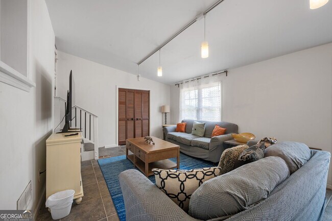 Building Photo - 1954 Woodbine Terrace NE