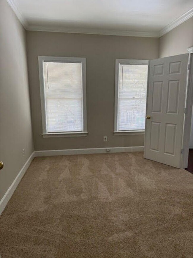 Building Photo - Spacious 2BR/2BA Green Hills Condo – Prime...
