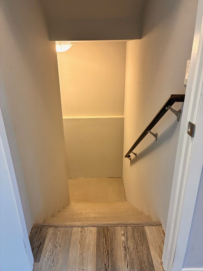 Building Photo - Spacious 3BR 2.5ba house in Urbandale, available NOW!