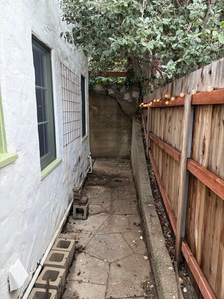 Tiny outdoor space - 1722 Redcliff St