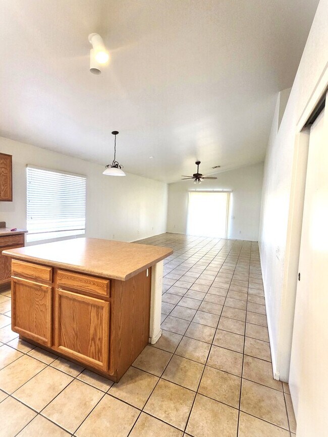 Building Photo - Wonderful 3-bedroom 2 bathroom