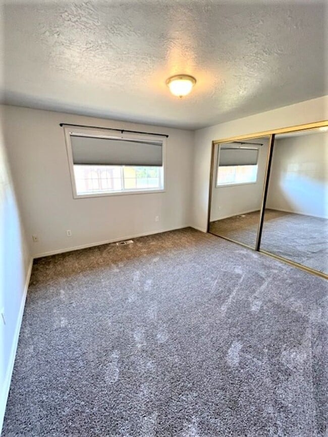 Building Photo - 2Bd/1.5Bath Single story duplex McMinnville