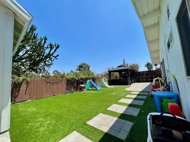 Building Photo - Gorgeous Mid century Modern home in San Ca...