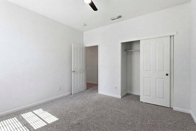 Building Photo - 24 E Heritage Dr