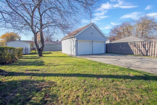 Building Photo - Airbnb Short-Term Rental Cozy two Bedroom one bath ranch style home Mayfield Heights