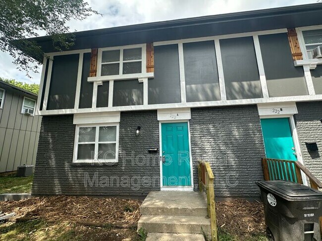 Building Photo - 222 N Oak Dr