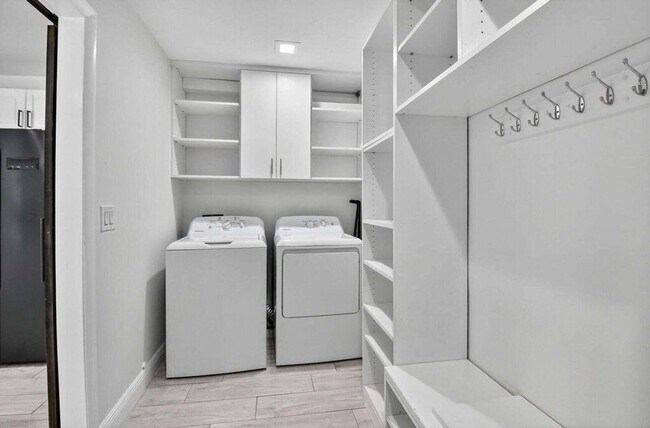 Building Photo - 714 SW 25th Ave