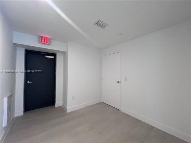 Building Photo - 700 NE 24th St