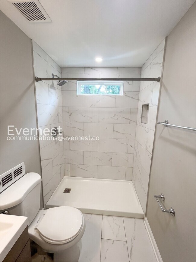 Building Photo - **Move in special**Charming 3-Bedroom Home with Modern Amenities and Prime Location / Available N...