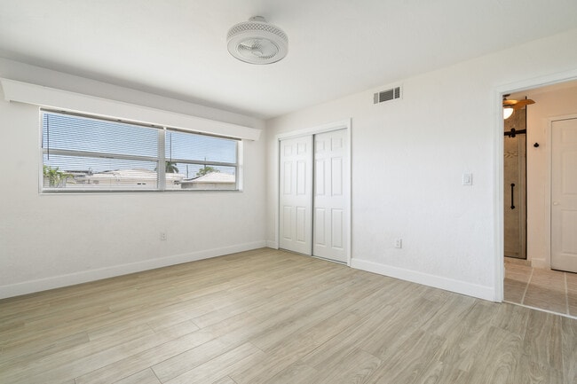 Building Photo - 3536 Belle Vista Dr E