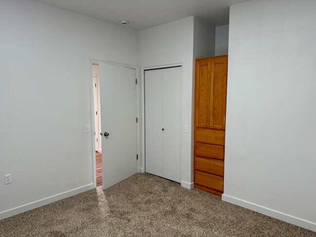 Building Photo - Amazing Remodel-5 Bed 3 bath duplex unit