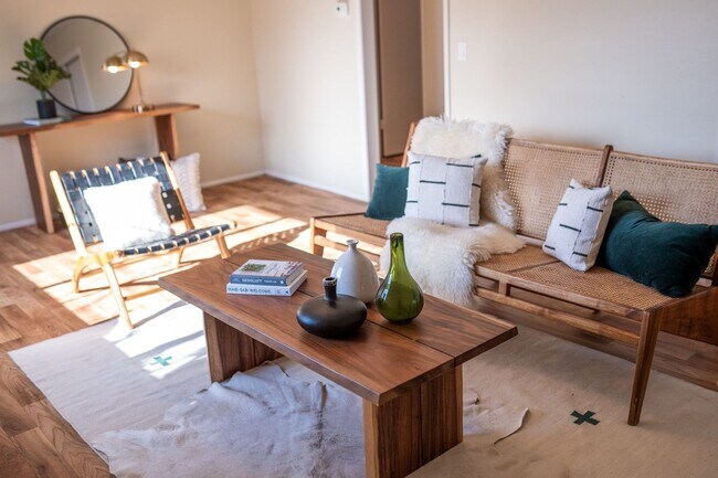 Building Photo - Beautiful Two Bed Apartment Close to Sugar House: Washer/Dryer and Parking Included!